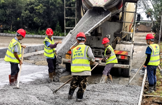 六都鎮(zhèn)上坑村村口道路升級改造項目混凝土鋪設—南方公司 胡文平攝.jpg